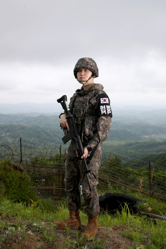 육군15보병사단 번개여단 GOP대대 김성우 일병이 일반전초(GOP) 작전지역에 서서 빈틈없는 경계태세 유지를 다짐하고 있는 모습. <사진제공=국방일보>